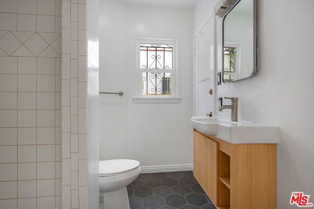 4126 S Bronson Avenue, Los Angeles, CA 90008