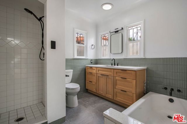 4126 S Bronson Avenue, Los Angeles, CA 90008