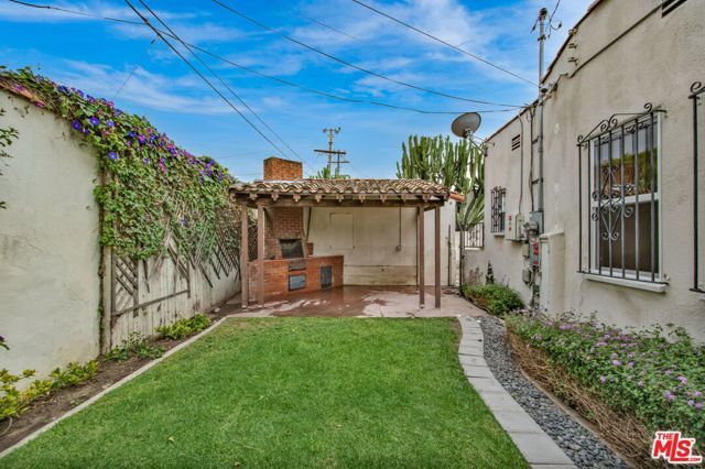 4126 S Bronson Avenue, Los Angeles, CA 90008