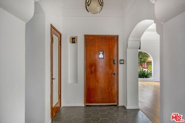 4126 S Bronson Avenue, Los Angeles, CA 90008