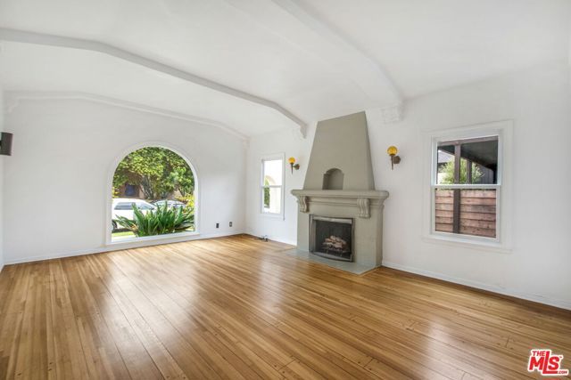 4126 S Bronson Avenue, Los Angeles, CA 90008