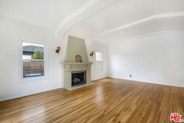 4126 S Bronson Avenue, Los Angeles, CA 90008