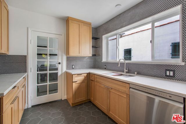 4126 S Bronson Avenue, Los Angeles, CA 90008