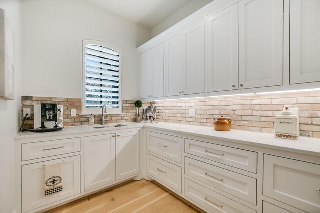 1005 Cats Eye, Horseshoe Bay, TX 78657