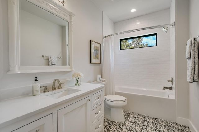 1005 Cats Eye, Horseshoe Bay, TX 78657