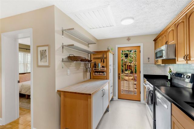 1427 E POWHATAN AVENUE, Tampa, FL 33604