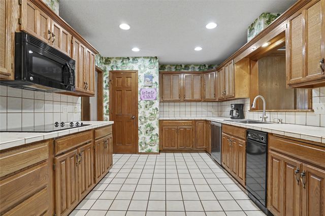8401 Fairway Place, Broken Arrow, OK 74011