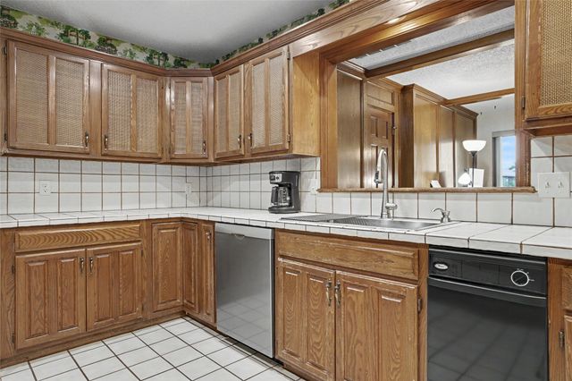 8401 Fairway Place, Broken Arrow, OK 74011