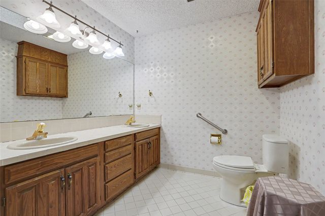 8401 Fairway Place, Broken Arrow, OK 74011