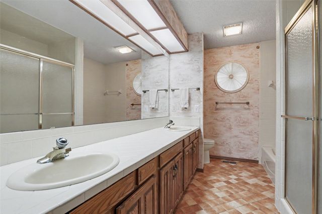 8401 Fairway Place, Broken Arrow, OK 74011