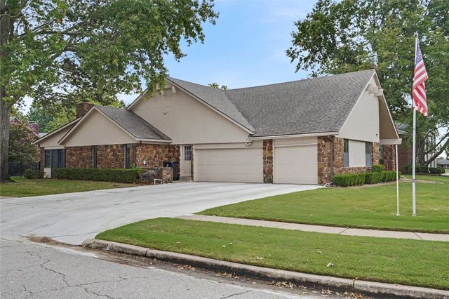 8401 Fairway Place, Broken Arrow, OK 74011