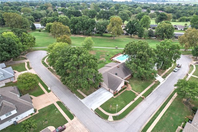 8401 Fairway Place, Broken Arrow, OK 74011