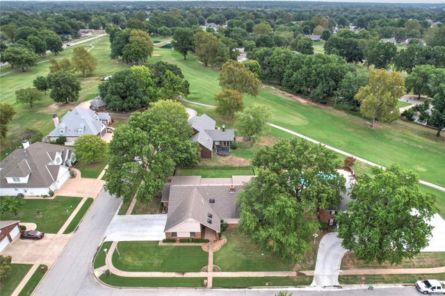 8401 Fairway Place, Broken Arrow, OK 74011
