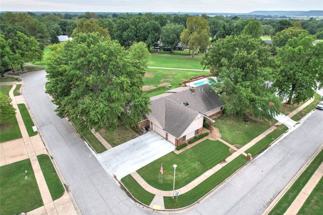 8401 Fairway Place, Broken Arrow, OK 74011