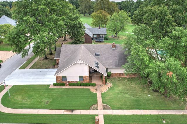 8401 Fairway Place, Broken Arrow, OK 74011