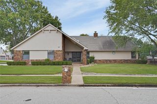8401 Fairway Place, Broken Arrow, OK 74011