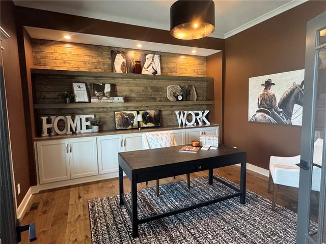 18613 Mohawk Lane, Overland Park, KS 66085