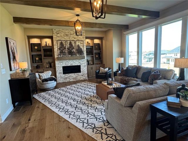 18613 Mohawk Lane, Overland Park, KS 66085