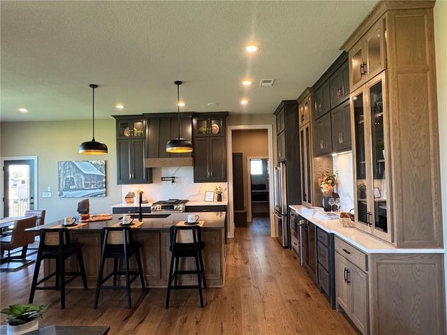 18613 Mohawk Lane, Overland Park, KS 66085