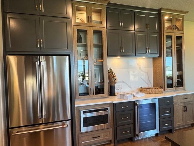 18613 Mohawk Lane, Overland Park, KS 66085