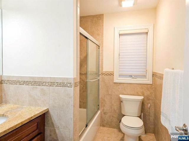 227B 5th B, Palisades Park, NJ 07650