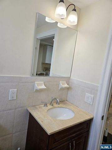 227B 5th B, Palisades Park, NJ 07650