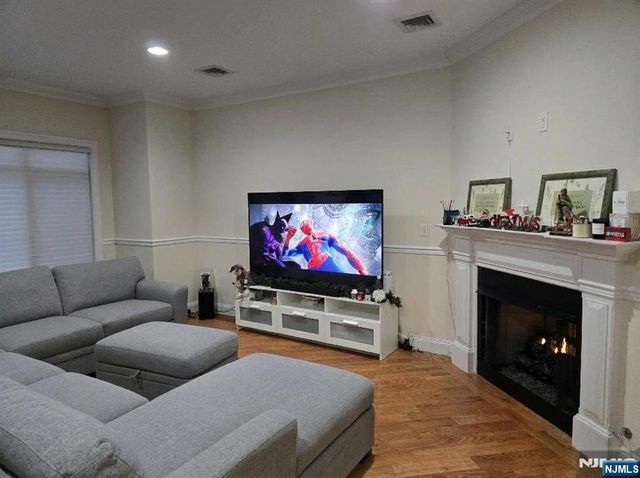 227B 5th B, Palisades Park, NJ 07650