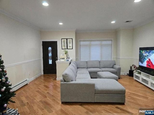 227B 5th B, Palisades Park, NJ 07650