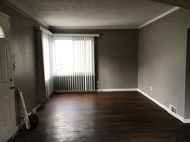 19453 Roscommon Street, Harper Woods, MI 48225
