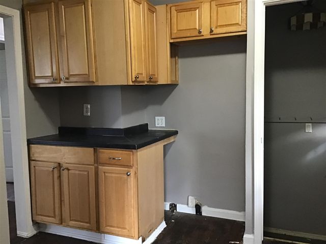19453 Roscommon Street, Harper Woods, MI 48225