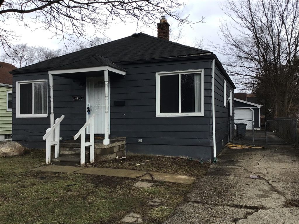 19453 Roscommon Street, Harper Woods, MI 48225