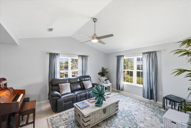 1827 Aynsley Way 5, Vero Beach, FL 32966