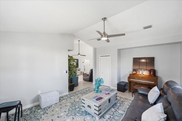 1827 Aynsley Way 5, Vero Beach, FL 32966