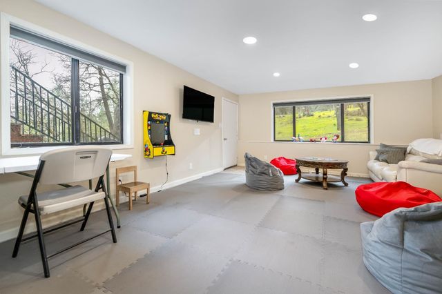 17678 Minnow Way, Penn Valley, CA 95946