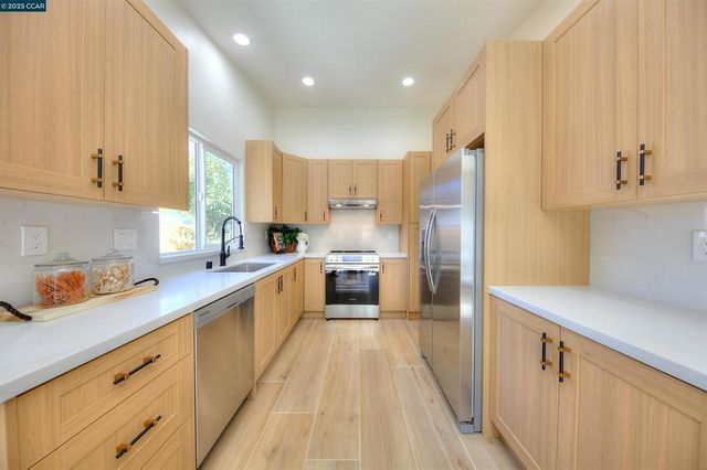 118 Sparrow Dr, Hercules, CA 94547