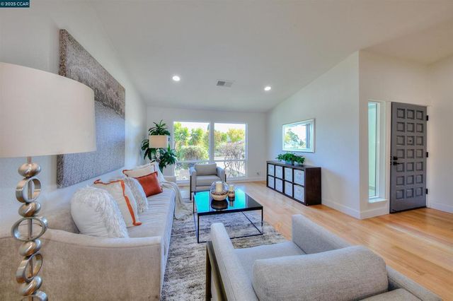 118 Sparrow Dr, Hercules, CA 94547