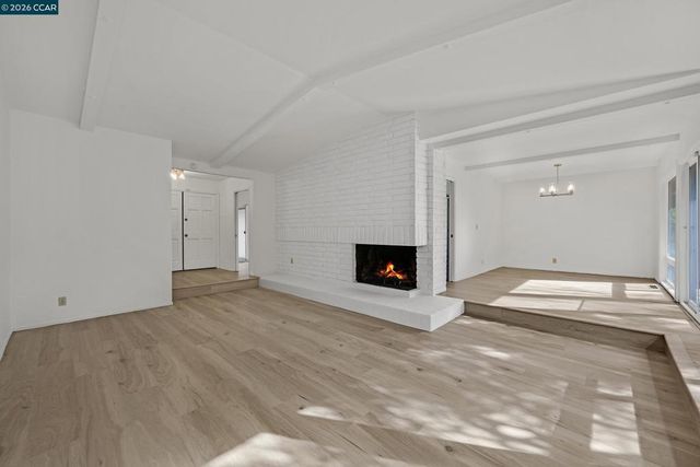 27889 27889 Farm Hill Dr, Hayward, CA 94542