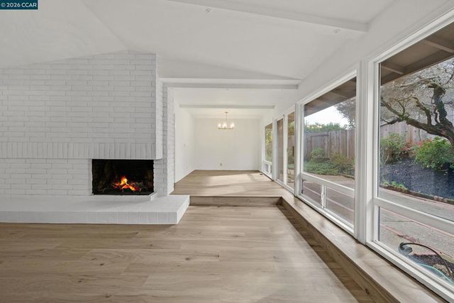 27889 27889 Farm Hill Dr, Hayward, CA 94542