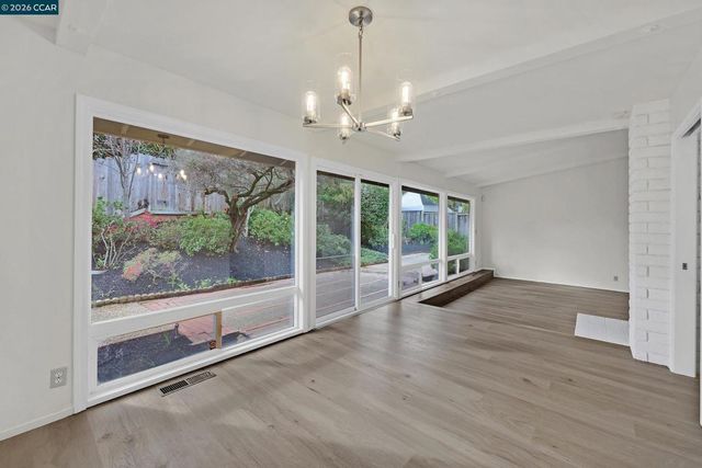 27889 27889 Farm Hill Dr, Hayward, CA 94542