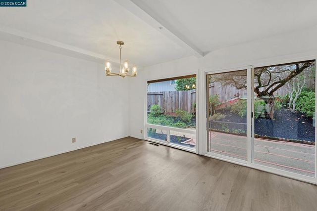 27889 27889 Farm Hill Dr, Hayward, CA 94542