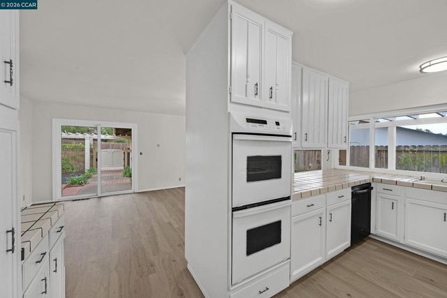 27889 27889 Farm Hill Dr, Hayward, CA 94542