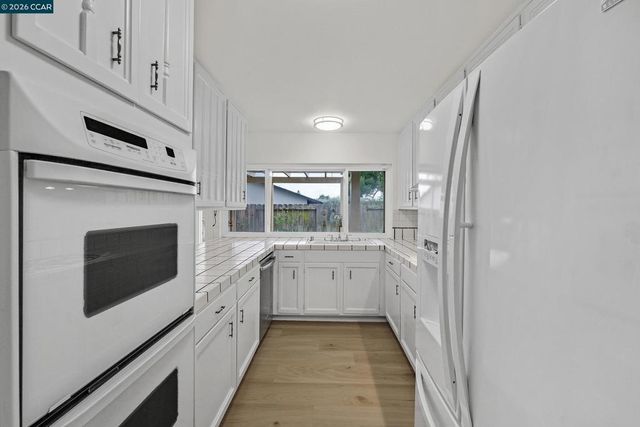 27889 27889 Farm Hill Dr, Hayward, CA 94542