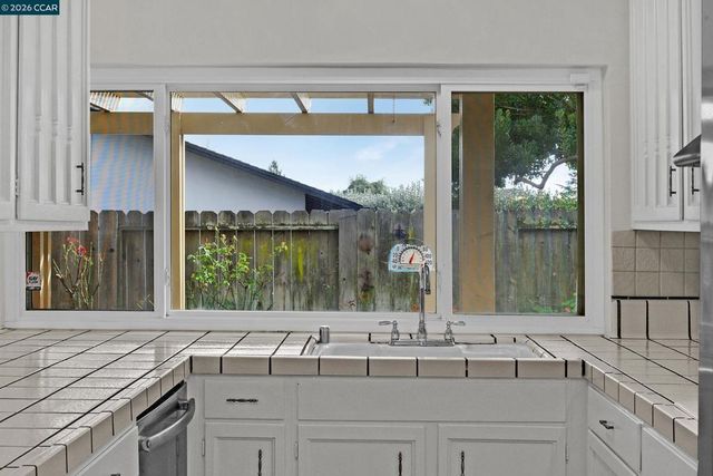 27889 27889 Farm Hill Dr, Hayward, CA 94542