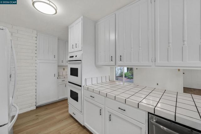 27889 27889 Farm Hill Dr, Hayward, CA 94542