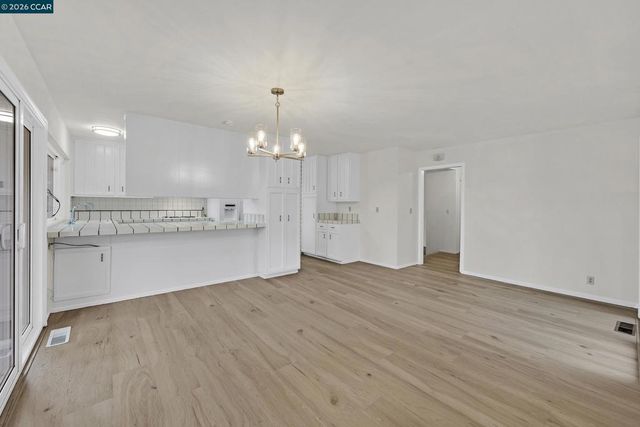 27889 27889 Farm Hill Dr, Hayward, CA 94542