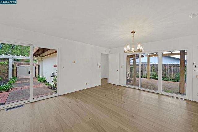 27889 27889 Farm Hill Dr, Hayward, CA 94542