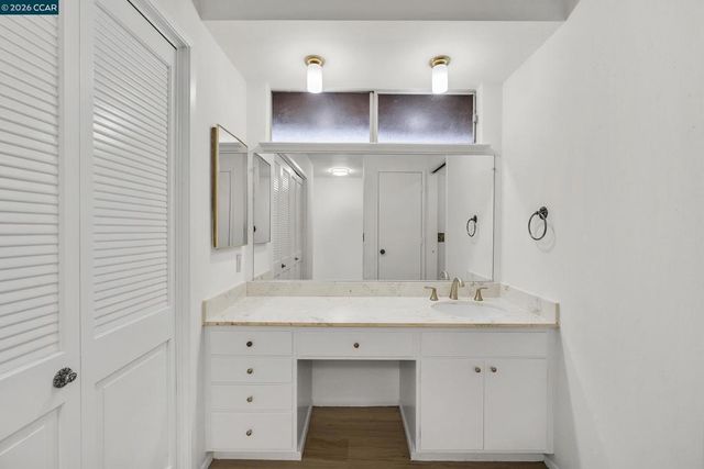 27889 27889 Farm Hill Dr, Hayward, CA 94542