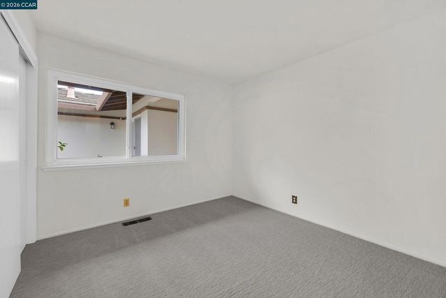 27889 27889 Farm Hill Dr, Hayward, CA 94542