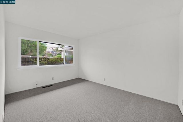 27889 27889 Farm Hill Dr, Hayward, CA 94542