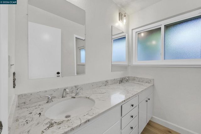 27889 27889 Farm Hill Dr, Hayward, CA 94542